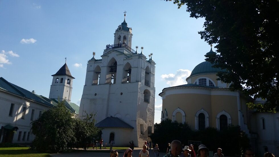Спасо-Преображенският манастир в Ярославъл е известен. Построен в 12 в., влиза в списъка на 16 най-големи манастири. В 16 в. тук е пренесена държавната хазна, а през 1612 г. е щаб на Минин и княз Пожарски, организирали опълчението за освобождението на Москва. В основата на кръстовете на куполите лежи полумесец. Обяснението - люлка на християнството, напомняща раждането на Христос, ладия или котва -символ на християнската вяра. Има традиционна символика, макар и да не е задължителна за значението на куполите: еднокуполната църква символизира единния Бог, 3-куполната е светата троица, 5-куполна Спасителя и 4 евангелиста, 7-куполната е за 7-те черковни тайнства, 9-куполна за архангелите, 13-куполна – Бог и 12-те апостоли, 33-куполна е за 33 земни години на Христос.