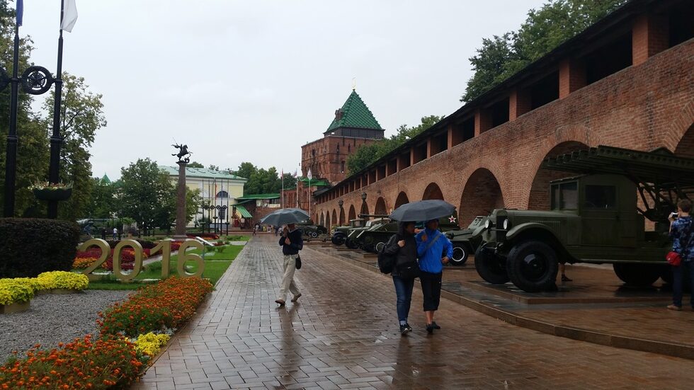 В периода на феодална раздробеност Нижни Новгород е в Суздалското и Владимирското княжество. През 1350 г. става столица в 1341 г. на самостоятелното Нижегородско-Суздалско велико княжество, заемало обширна територия и съперничило на Московското. През 1500—1518 г. е построен каменен кремъл, който никога не е превземан. Стената на Кремъл е 2 км, укрепена от 13 кули. Запазили са се 12. В двора има бойна техника от Втората Световна война, даже и легендарната Катюша,