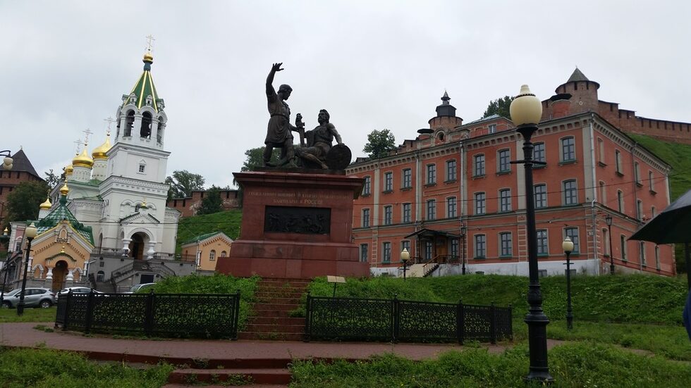 Под стените на Кремъл през 1611 г. Кузма Минин събира средства и заедно с княз Пожарски организират народно опълчение, което изиграва решаваща роля за освобождението на Москва от поляците през 1612 г. Паметникът и стените на кремъла свидетелстват за отминалите славни времена.