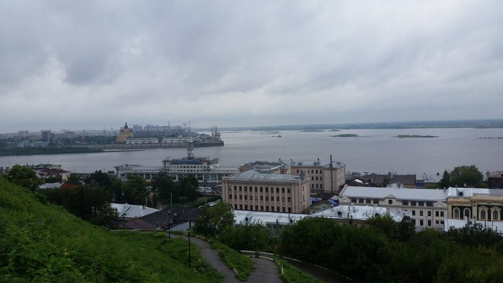 Вливане на река Ока във Волга. Гледката е величествена, макар че е мрачно и дъждовно. Река Волга е жива, неотменима част от руската история, живот и култура. Във всеки град край Волга се усеща това преклонение и любов към майката -река.