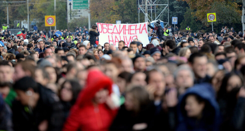 Двойка на средна възраст са добре запознати с въпросите и са решени да гласуват с "Да" на всичките, както агитира и екипът на "Шоуто на Слави" от сцената. Според тях младите хора на концерта също се интересуват от политика, щом са тук, и не са дошли само защото са фенове на Слави. Тийнейджърките на няколко метра от тях обаче отказват да коментират и видимо няма да гласуват.