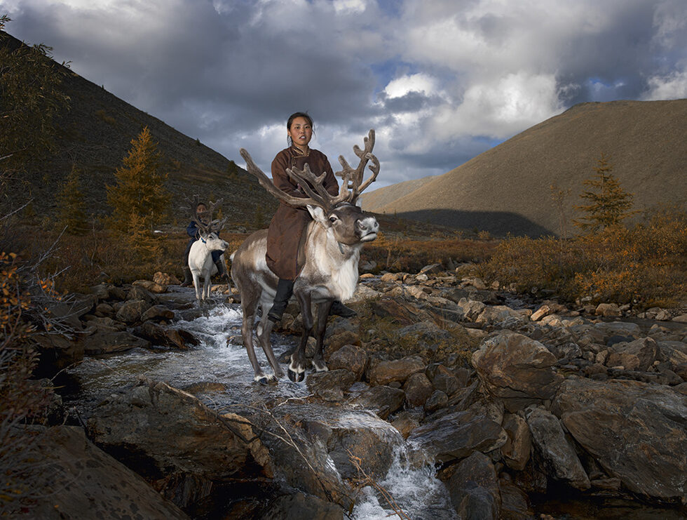 Dark Heavens - Shamans & Hunters of Mongolia събира 121 цветни и 26 черно-бели фотографии, отпечатани на 272 страници от издателство teNeues. Цена 79.90 евро, от <a href="http://www.teneues.com/" target="_blank">www.teneues.com</a>