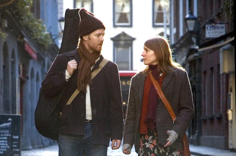 <strong>"Веднъж" /Once (2007)</strong><br /><br />Ирландец, уличен музикант и млада имигрантка от Чехия. Песента им Falling Slowly взе "Оскар", пяха я заедно на церемонията, после Боб Дилън ги покани да открият австралийското му турне. Поезията на ежедневния ход на живота, опакована в рокендрол.<br /><br />