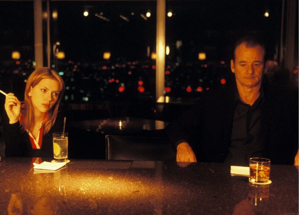 <strong>"Изгубени в превода" /Lost in Translation (2003)</strong><br /><br />Две възрасти на самотата. Събира ги нощният бар на хотел в Токио. Споделят честно за животите си, както се говори с непознат. На раздяла се прегръщат в тълпата, той й пошепва нещо в ухото. Не разбираме какво, но сме сигурни, че е нещо хубаво и заради него си струва да се живее.<br />