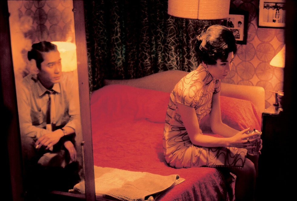 <strong>"В настроение за любов" In the Mood for Love (2000)</strong><br /><br />Журналист и секретарка в Хонконг през 60-те. Мълчания, разминавания, коридори, погледи. Копнеж за докосване в калиграфските кадри на Уон Кар-уай. Тъжно и красиво като в балада (Quizás) на Нат Кинг Коул.<br />