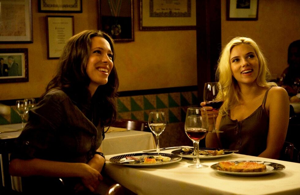 <strong>"Вики, Кристина, Барселона" /Vicky Cristina Barcelona (2008)</strong><br /><br />Млади американки и художник бохем, вечери с вино и испанска китара. Уди Алън разказва история за приликите между изкуството и любовта. И двете неща се мерят с вложеното истинско страдание.<br />