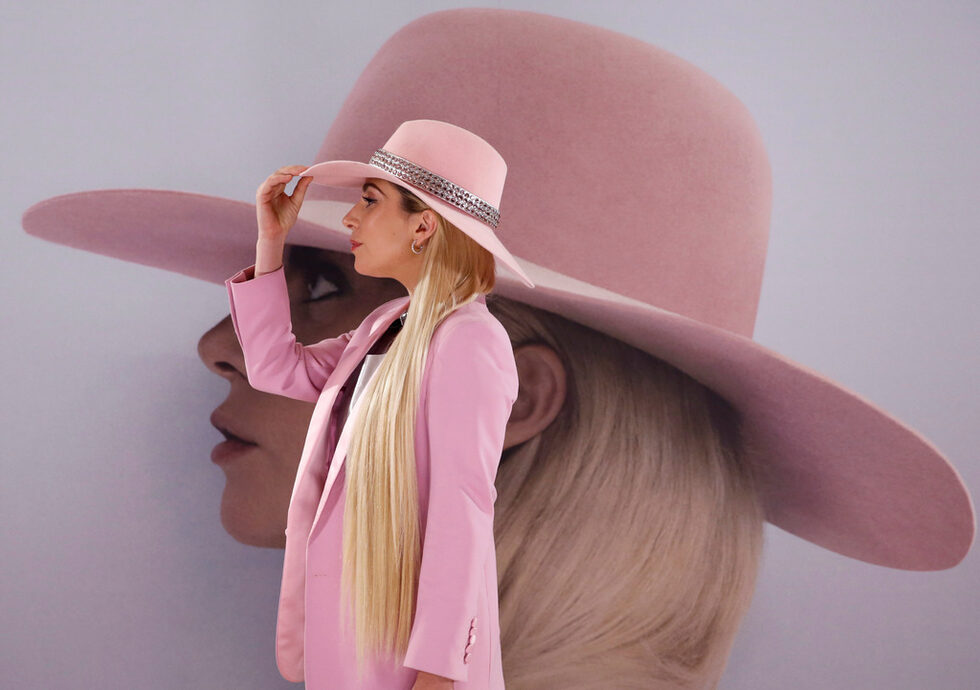 Лейди Гага позира на фотографите на представянето на новия си албум Joanne в Токио, Япония.