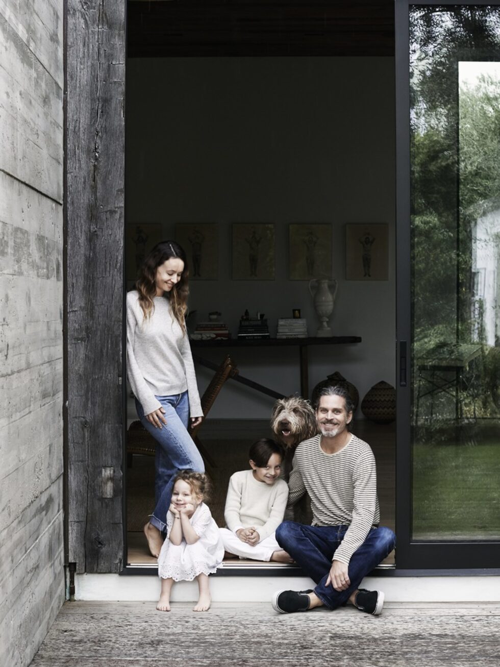 <a href="http://www.kinfolk.com/" target="_blank">www.kinfolk.com</a><br /><a href="http://www.thekinfolkhome.com/" target="_blank">www.thekinfolkhome.com</a><br /><a href="http://thehyggeshop.com/product/the-kinfolk-home/" target="_blank">http://thehyggeshop.com/product/the-kinfolk-home</a><br /><br /><em>Джени Кейн и Ричърд Ерлих, Лос Анджелис</em>