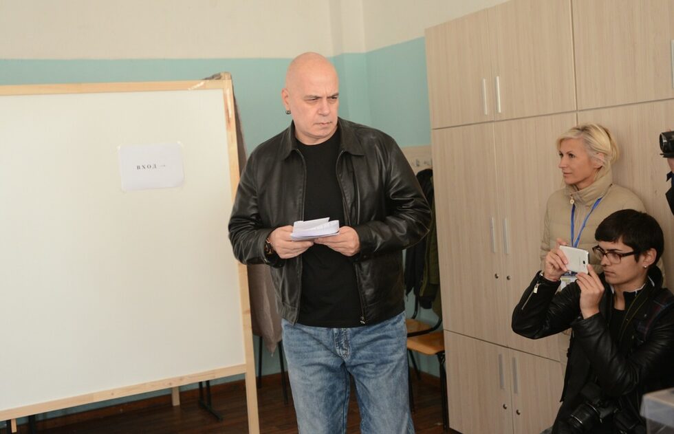 Телевизионният водещ Слави Трифонов - инициатор на подписката за предизвикване на националния референдум за или против мажоритарен вот, задължително гласуване и намаляване на държавните субсидии за партиите.