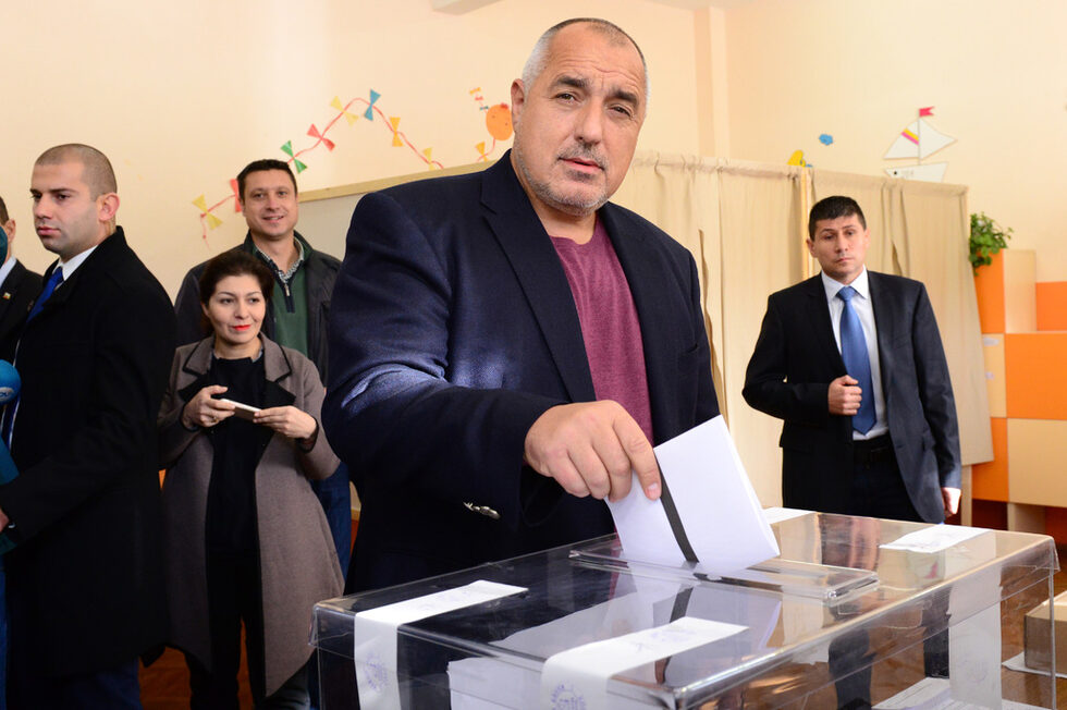 Премиерът <a href="http://www.dnevnik.bg/bulgaria/2016/11/06/2857722_borisov_hubavo_e_da_se_pita_naroda_no_da_se_izbiagva/" target="_blank">Бойко Борисов също обяви, че е участвал в референдума</a> с обяснението, че "е хубаво е да се пита народа, но да се избягва популизмът, разбира се, да се мисли". "Няма как да не гласувам за нещо, което дава всяка демокрация", каза Борисов.