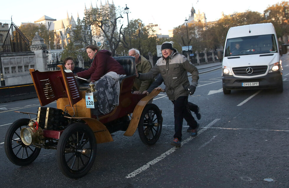 Фотогалерия: Най-големият парад на ретроавтомобили се състоя в Лондон