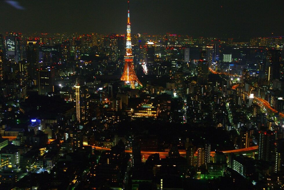 Поглед върху нощен Токио от небостъргача на Мори в Roppongi Hills – нова концепция в урбанистичното планиране – офиси, магазини, ресторанти, музеи, кино, както и обществени пространства с изкуство на открито. Гледката от последния етаж открива 360-градусова панорама на целия град.<br /><br />Тук всичко е отворено до "късни" часове - шопинг центровете работят до 22.00, а ресторантите и баровете - до малко по-късно през деня. По това време на годината - месец октомври, се стъмва в 17 ч. Туристическите обекти затварят в 16 ч. Само луксозните ресторанти си позволяват работно време до 22 ч.