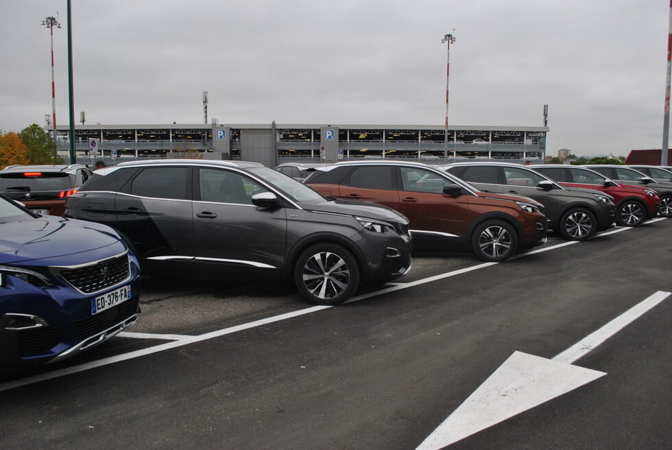 С 3008 Peugeot влиза в С-сегмента на кросоувърите, който за миналата година само в Европа отчита над 1.5 млн. продажби, или пет пъти повече, отколкото преди десет години. Търсенето продължава да расте неудържимо, като в края на 2016 г. сделките вероятно ще са с над 20% повече от 2015 г.
