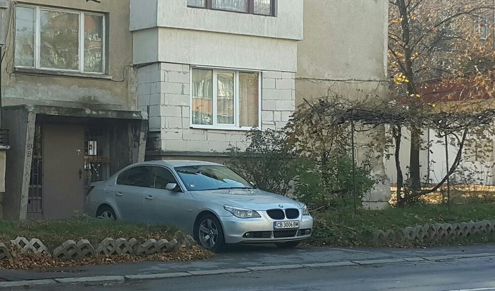 <a href="http://www.dnevnik.bg/live/novini_ot_vas/2016/11/10/2860937_tova_e_parkirane/" target="_blank">Това е паркиране</a><br />Излизаш и заобикаляш, защото негражданинът е спрял плътно пред входа.