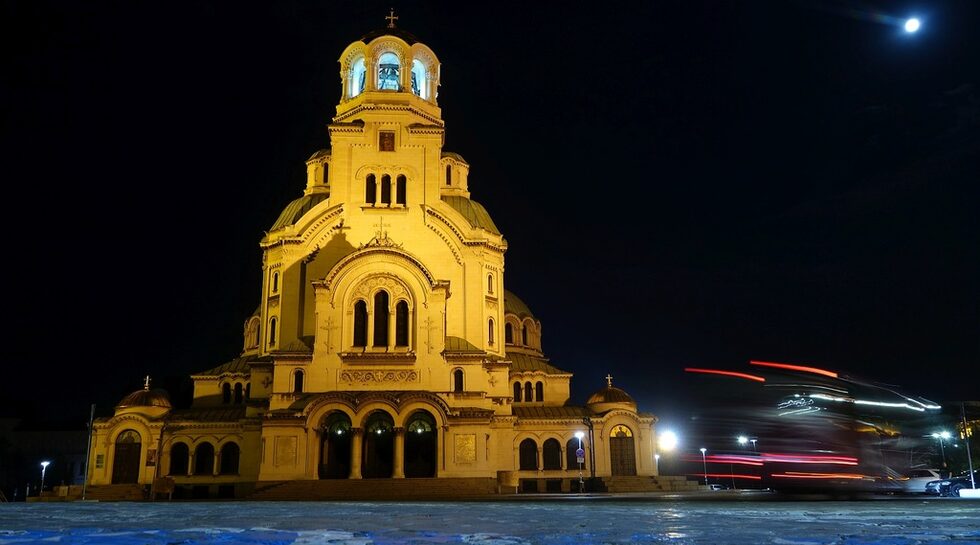 Издигнат на най-високото място по онова време в София (552 метра н.в.), православният храм-паметник "Св. Александър Невски" още при построяването му се превръща в първата по големина напълно завършена и действаща катедрала на Балканския полуостров.