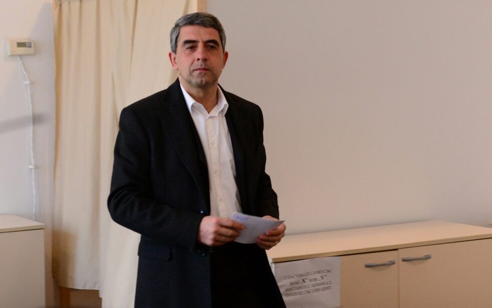 Президентът <a href="http://www.dnevnik.bg/bulgaria/2016/11/13/2862561_prezidentut_plevneliev_prizova_bulgarite_da_glasuvat/" target="_blank">Росен Плевнелиев призова</a> българите да гласуват активно и пожела България в края на деня да избере легитимен следващ държавен глава.