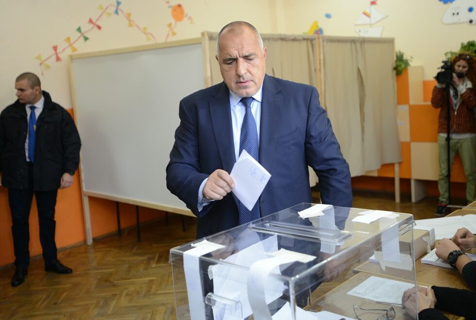 <a href="http://www.dnevnik.bg/bulgaria/2016/11/13/2862531_borisov_po_nikakuv_nachin_niama_da_uchastvame_vuv/" target="_blank">Премиерът Бойко Борисов</a> потвърди, че ако кандидатът на ГЕРБ Цецка Цачева не спечели изборите за президент днес, той подава оставка. Министър-председателят коментира изхода от балотажа, след като гласува тази сутрин в Банкя.