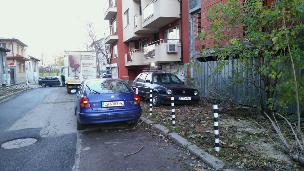 <a href="http://www.dnevnik.bg/live/novini_ot_vas/2016/11/14/2863102_kak_se_e_namurdal_mejdu_kolchetata_samo/" target="_blank">Как се е намърдал между колчетата само</a><br />Мисля, че не е много правилно човек да паркира на зелена площ, заградена с колчета пред блок, няма улица