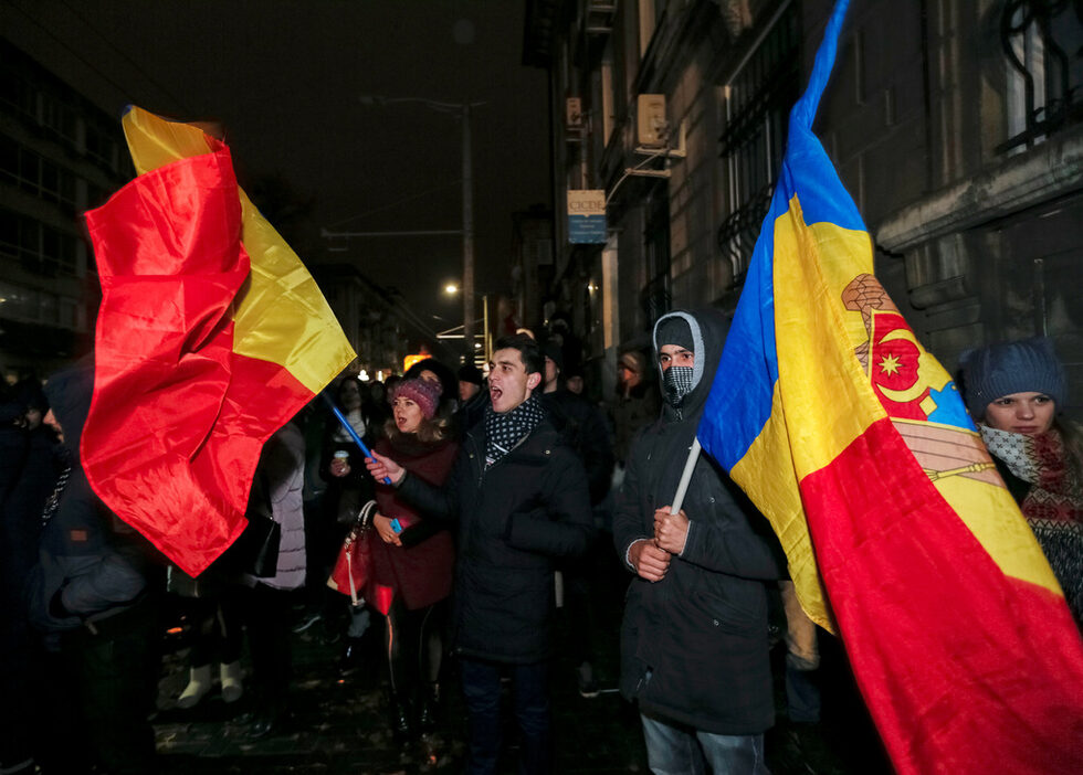 Протестиращите започнаха да се събират още през нощта пред сградата на ЦИК при обявяването на първите резултати.