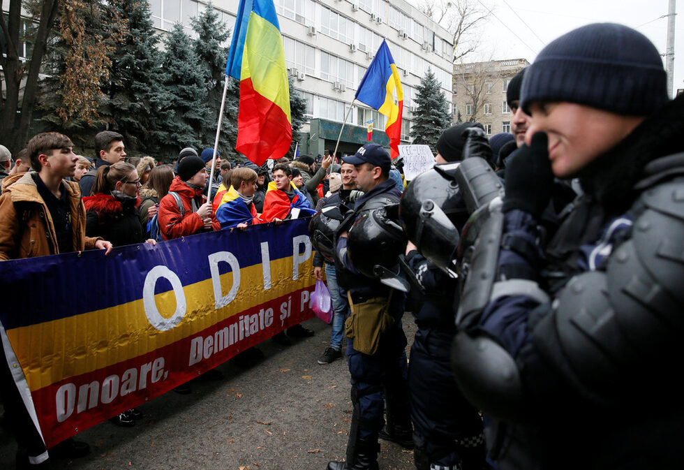 Фотогалерия: Протести в Кишинеу за повтаряне на балотажа и оставка на ЦИК