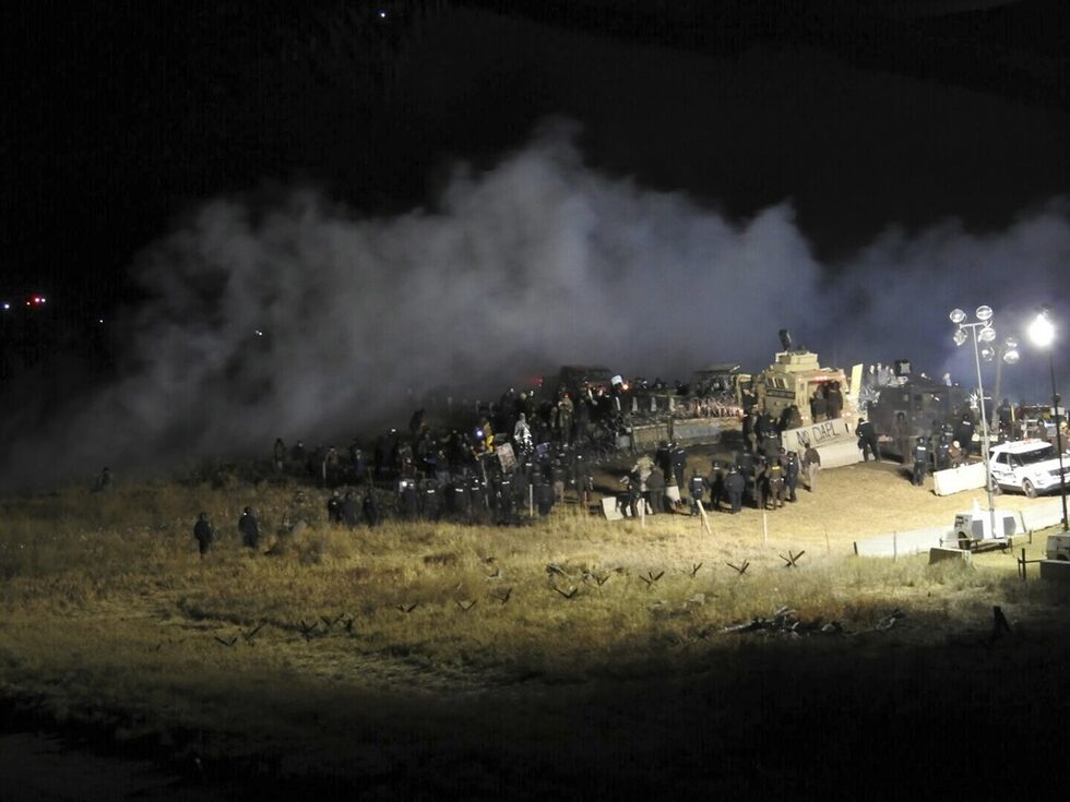 Според местните индианци и еко-активисти проектът Dakota Access застрашава водните ресурси на региона и ще бъде изграден върху свещени земи на индианците.