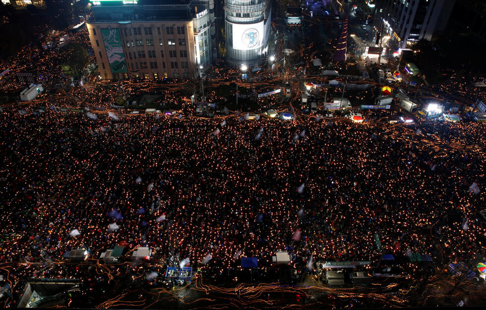 <a href="http://www.dnevnik.bg/sviat/2016/11/26/2871779_nad_edin_milion_dushi_protestirat_v_stolicata_na_jujna/" target="_blank">Около 1.3 милиона души участваха в демонстрация</a> в южнокорейската столица Сеул с искане за оставка на президента Пак Гън-хе.