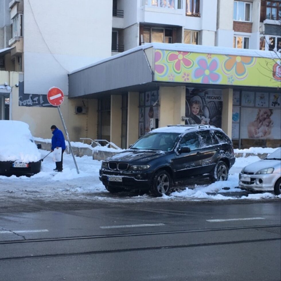<a href="http://www.dnevnik.bg/live/novini_ot_vas/2016/11/30/2873817_vseki_den_edno_i_sushto/" target="_blank">Всеки ден едно и също</a><br />Понеделник-петък, от сутрин до вечер! За трети път пускам сигнал...