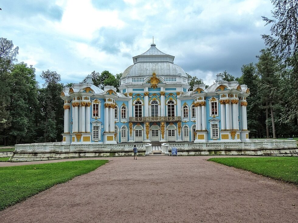В средата на ХVІІІ в. градината е уголемена, планирана наново и декорирана със скулптури на Бартоломео Франческо Растрели, който проектира павилионите Ермитаж и Грото.<br /><br />На снимката е павилионът Ермитаж.