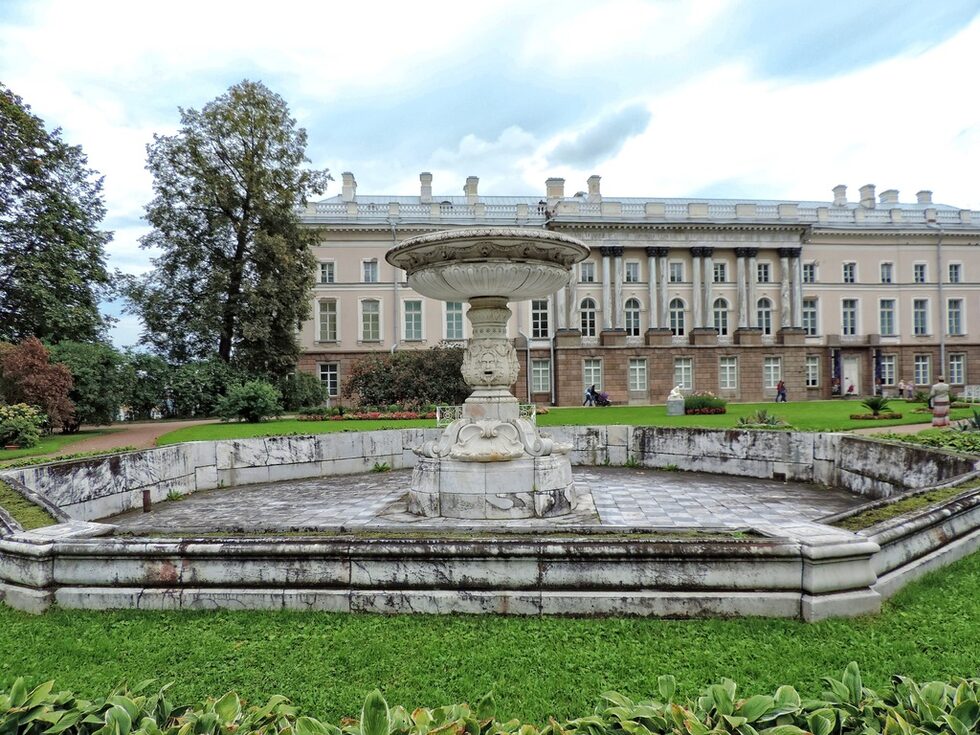 Накрая, през 1865 г., на поляната пред южната фасада на крилото Зубов е оформена Частната градина с мраморен фонтан и пергола-веранда в италиански стил.