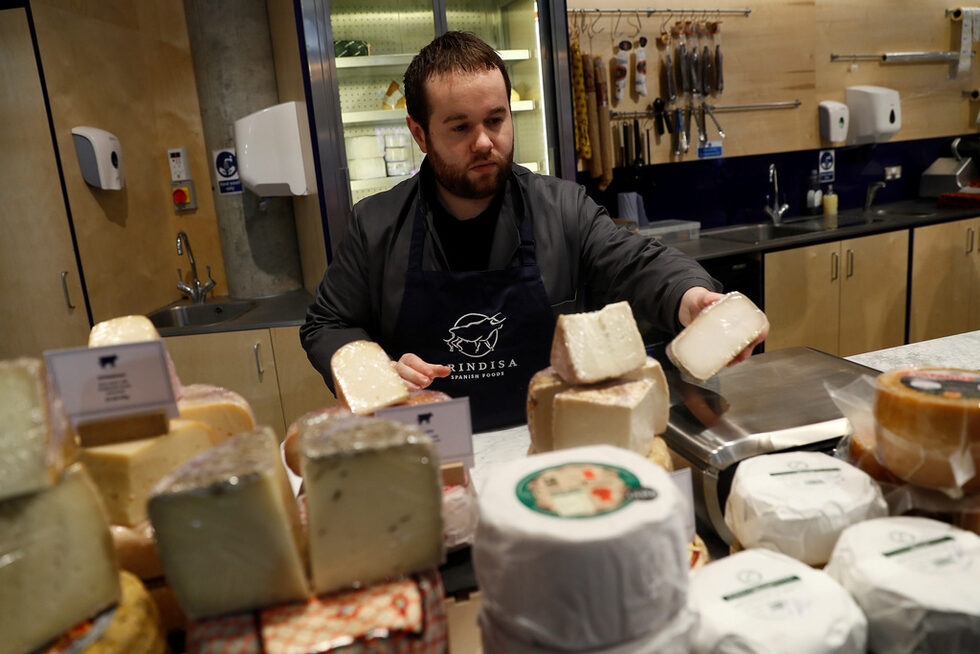 За BBS и Brindisa би било огромна пречка, ако споразумението, което Великобритания в крайна сметка постигне с останалите 27 страни от ЕС, включва връщане към търговските бариери. "Изключително притеснени сме по този въпрос. В момента е толкова лесно. Искаш нещо да внесеш от Европа, просто го правиш," казва Бъдибент.