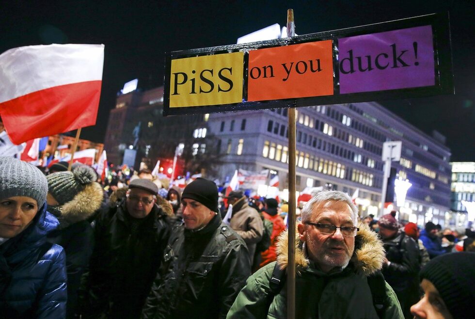 <a href="http://www.dnevnik.bg/photos/2016/12/14/2883064_fotogaleriia_protesti_beliazaha_35-ata_godishnina_ot/" target="_blank">Хиляди хора протестираха във Варшава</a> на 35-ата годишнина от въвеждането на военното положение от тогавашната комунистическа власт в опит да смаже профсъюза "Солидарност".<br /><br />Шествието по улиците на Варшава прерасна в антиправителствена демонстрация срещу управляващата консервативна партия "Право и справедливост. Според протестиращите тя е узурпирала демокрацията и свободата в Полша.