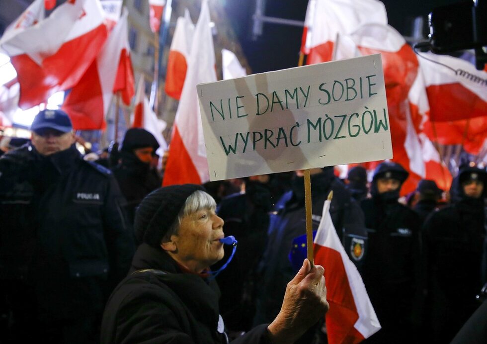 Хиляди хора протестираха във Варшава на 35-dта годишнина от въвеждането на военното положение от тогавашната комунистическа власт в опит да смаже профсъюза "Солидарност". Шествието по улиците на Варшава прерасна в антиправителствена демонстрация срещу управляващата консервативна партия "Право и справедливост", която според протестиращите узурпира демокрацията и свободата в Полша.