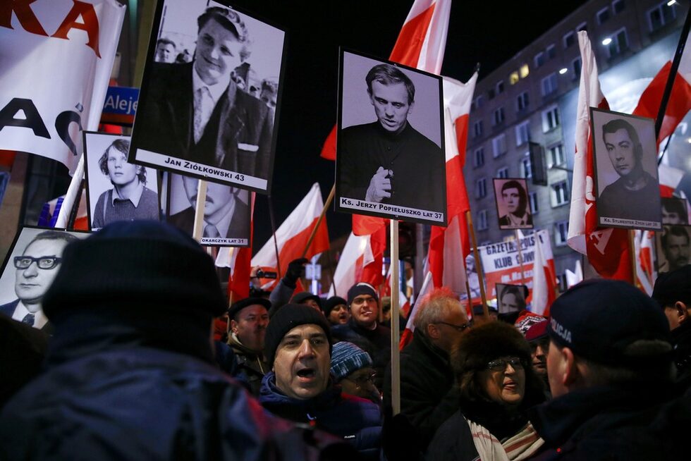 Фотогалерия: Протести белязаха 35-ата годишнина от военното положение в Полша