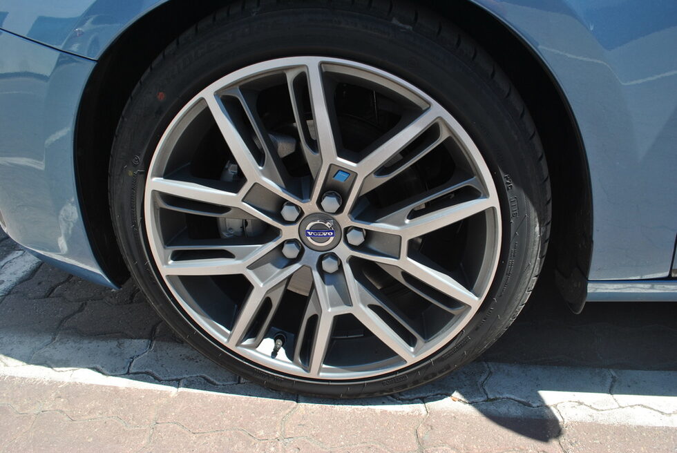 Част пакета са и 19-цоловите алуминиеви джанти с гуми Bridgestone Potenza.