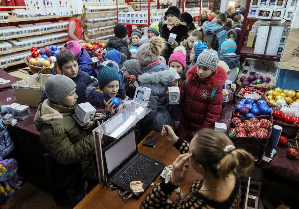 Фотогалерия: Как се правят коледни играчки в Украйна