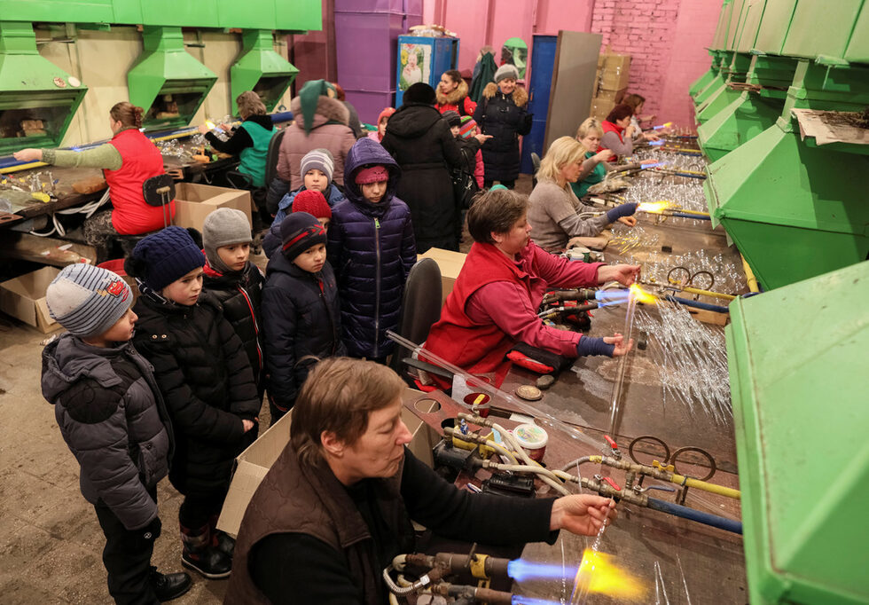 Фотогалерия: Как се правят коледни играчки в Украйна