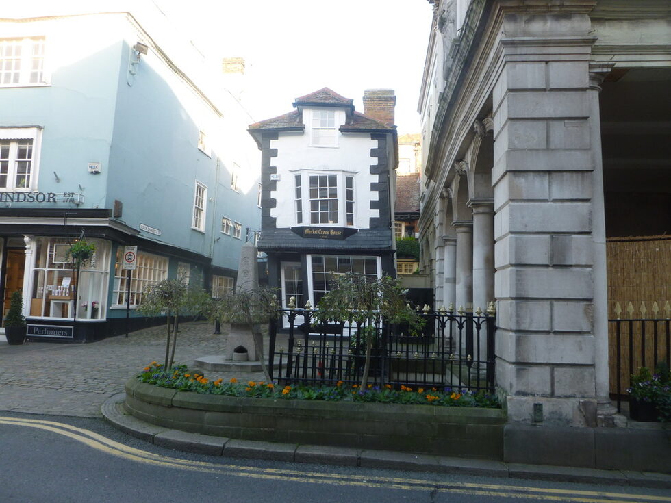 The Crooked House в Уиндзор (известна още като the Market Cross House) е построена през 1592 г. През 1718 г. е ремонтирана със зелено дърво, т.е. греди, които не са изсушени предварително и имат висока влажност в сърцевината си. Това е "осукало" къщата през времето.