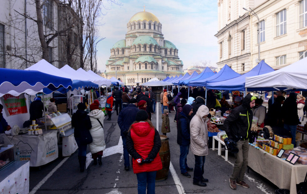 Пазарът отвори врати в 11 ч. и ще продължи до 19 ч. в началото на ул. "Оборище" - между бул. "Васил Левски" и храм-паметника.