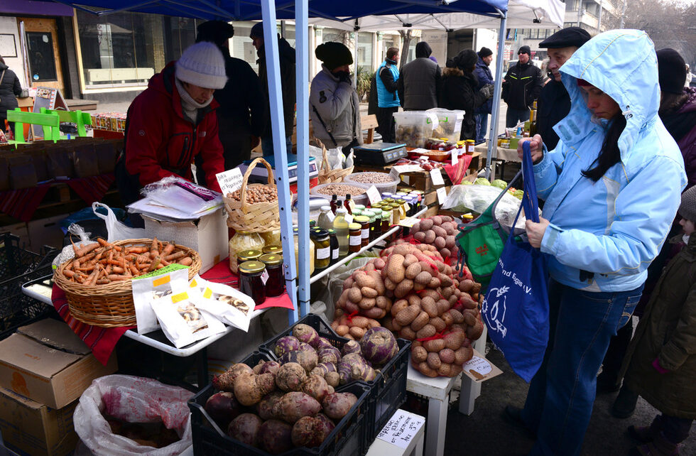 На пазара могат да се купят български вкусни плодове и зеленчуци, вино, млечни и месни деликатеси, пчелни продукти, сладкиши.