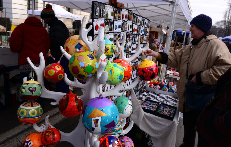 Арт зоната пък е мястото, където да потърсите ръчно изработени подаръци и коледна украса.