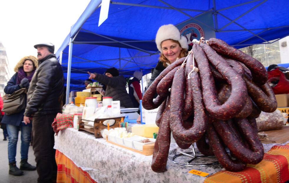За втора поредна година малко преди Коледа до храм-паметника "Св. Александър Невски", беше открит коледен фермерски пазар с местна храна, занаятчийски вкусотии и ръчно изработени арт изделия.