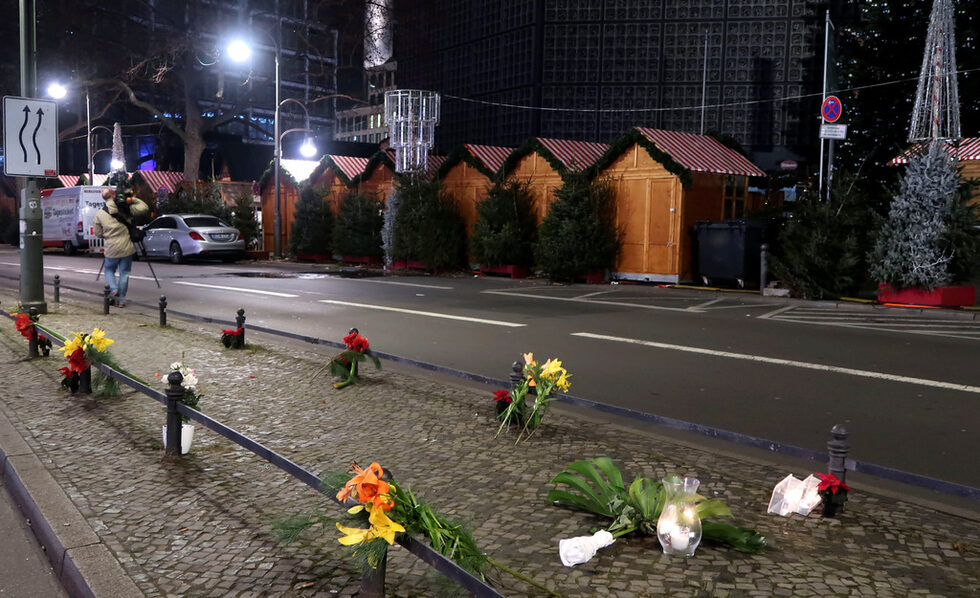 Камионът, който вчера се вряза в базара, е собственост на полска компания за доставки, която заяви, че е изгубили връзка с шофьора в понеделник следобед. В кабината на камиона бе намерен мъртъв човек от полски произход. Междувременно полицията залови предполагаемия водач, който е забил машината в базара.