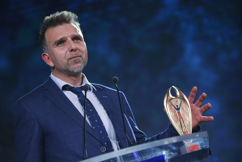 Мъж на <a href="https://www.dnevnik.bg/bulgaria/2017/02/28/2926718_alpinistut_boian_petrov_e_muj_na_godinata_za_2016_g/" target="_blank">годината през </a>2016 г. Алпинистът Боян Петров спечели наградата за впечатляващо представяне през годината. Той стана първият българин, изкачил три осемхилядника в рамките на един сезон.<br /><br />Две години по-рано алпинистът направи същото постижение - в рамките на 72 дни успешно атакува Канчендзьонга (8586 м), Броуд пик (8047 м) и К2 (8611 м), но не спечели наградата.<br /><br />Или както неведнъж казва: "Алпинистите нямат публика, на тях им ръкопляскат боговете."