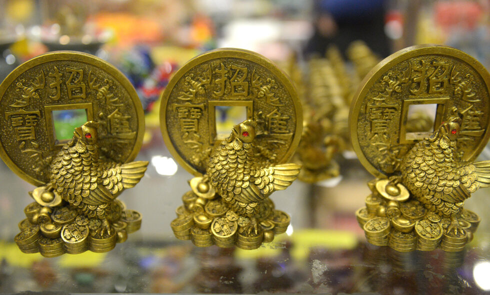 От магазина пък ни препоръчаха фигурки за подарък за новата 2017 г. - Годината на огнения петел. По китайския календар тя започва на 28 януари и ще продължи 13 месеца, а статуетките носят късмет.