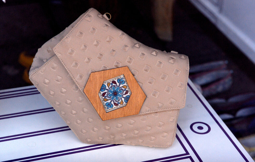 В <a href="http://kiprashop.com/" target="_blank">каталога им</a> вече има и голямо разнообразие от чанти, предлагат се и коледни ваучери. Работното време на магазина по празниците ще бъде от 12 до 16 ч на 24 декември и на 27, 28 и 29 декември от 12:30 до 18 ч. Повече информация има на "<a href="https://www.facebook.com/Mangoshee/?fref=ts" target="_blank">Фейсбук" страницата. </a><br />
