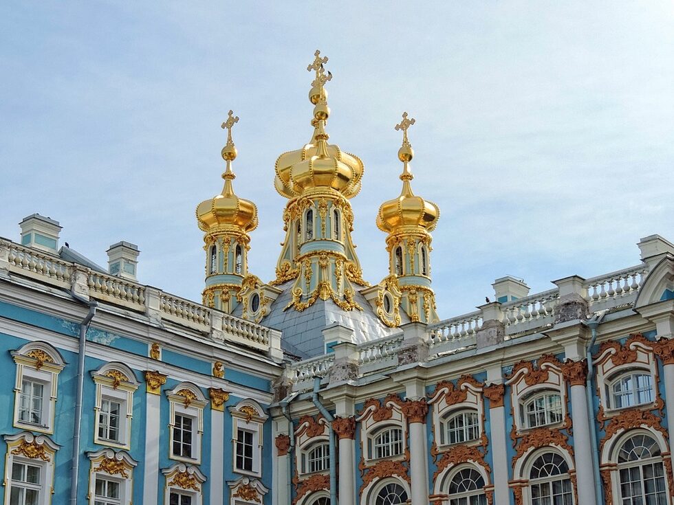 В продължение на 2 века Царско село е грандиозна имперска лятна резиденция и строежът му е въпрос от държавно значение: в него участват всички клонове на държавното управление. След Октомврийската революция през 1917 г. дворецът и парковият ансамбъл са превърнати в музей и новите власти превръщат най-добрите сгради в града в образователни и болнични институции за деца. Вследствие на това градът е преименуван през 1918 г. на Детско село. На 9 юни 1918 г. дворецът на Екатерина е отворен като музей.
