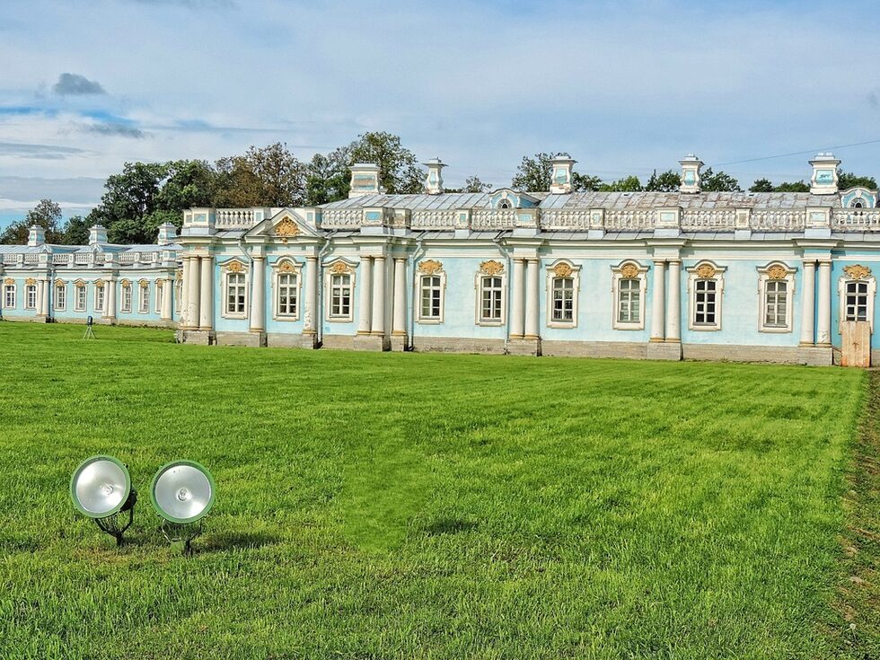 Дворецът и паркът Царско село са паметник на архитектурата и парковото изкуство от световно значение, датиращ от ХVІІІ до началото на ХХ век. Тук цяла плеяда от изключителни архитекти, скулптори и художници превръщат идеите на коронованите си клиенти в реалност. Това е пример на барокова и класическа архитектура, и е първото място в руската столица, в което интериорите са украсени в стил Модерн (Ар Нуво).