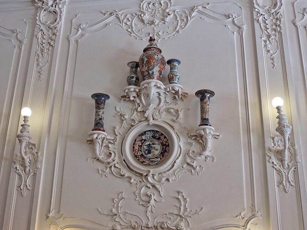 През 1717 г., докато се създава Санкт Петербург на бреговете на Нева, архитектът Йохан Фридрих Браунщайн започва надзора на строителството на първата зидана имперска резиденция в Царско село, която е влязла в историята като "каменните зали" на Екатерина І. По време на управлението на императрица Елисавета (дъщерята на Петър Велики и Екатерина I) в края на 1742 или началото на 1743 г. се решава сградата да се уголеми. От края на 1748 до 1756 г. строителството на резиденцията Царско село се ръководи от Бартоломео Франческо Растрели (1700–1771) – главния архитект на имперския двор.
