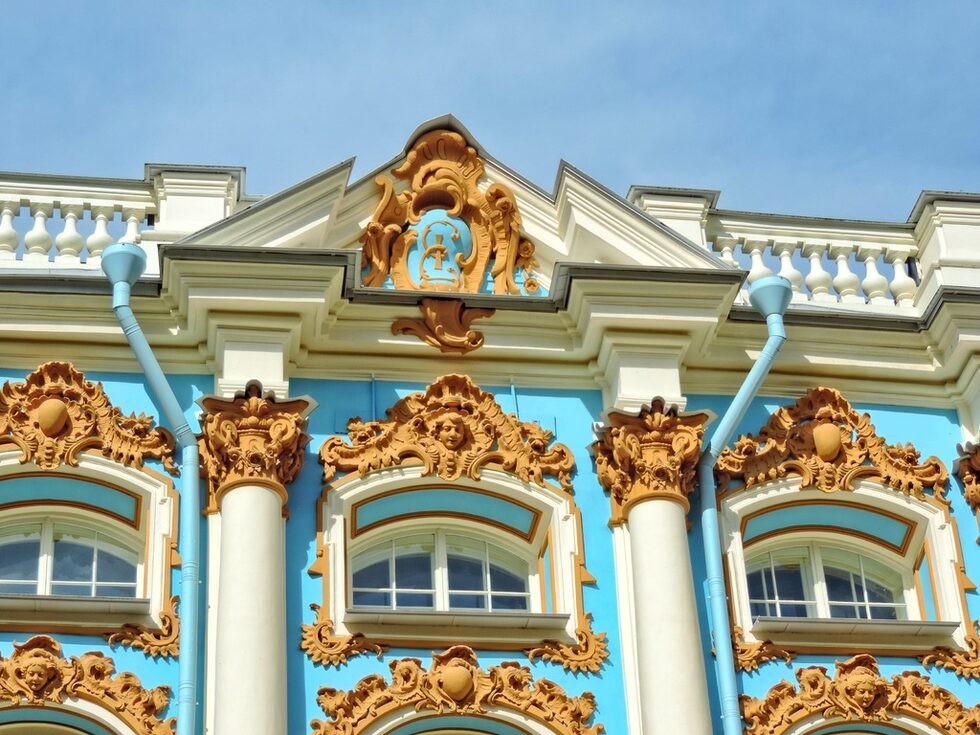 Тя поверява задачата на шотландския архитект Чарлз Камерън (1743–1812) – експерт по древна архитектура. Интериорите, които той създава в крилото Зубов и в северната част на двореца, са белязани с фина красота, аскетични декорации и особено изискани мебели.
