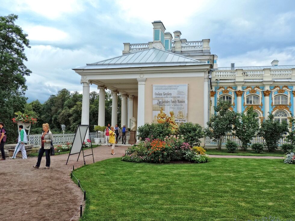 През 1817 г. по заповед на император Александър І архитект Василий Стасов (1769–1848) създава Държавния кабинет и няколко съседни стаи, които са обзаведени в "народен стил" – всички тези стаи са посветени на възхвалата на победите на руската армия срещу Наполеон през 1812 г. и след това.